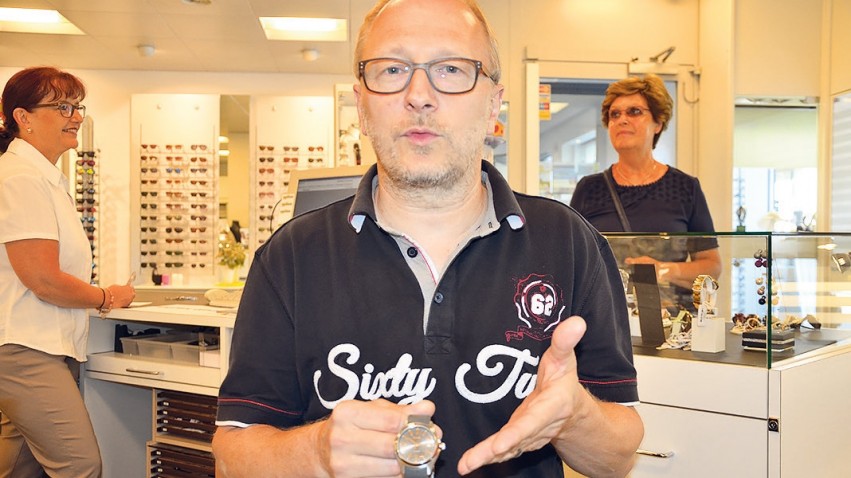 Der Verkauf von Uhren und Schmuck hat im Geschäft von Peter Frey (im Bild) in Frick zugenommen. Im Uhrenbereich sind es fast acht Prozent mehr als im Vergleich zum Vorjahr.