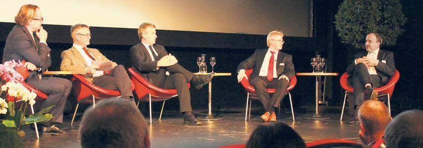 Christoph Grenacher, Heinz Schüpbach, Daniel Suter, Kurt Schmid und Markus Dieth (v.l.) diskutierten auf der Bühne von fricks monti. 