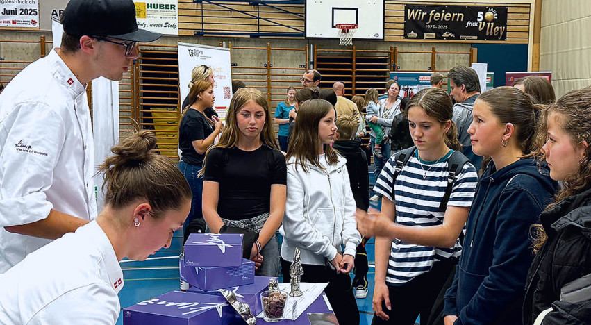 Der erste Schritt ist getan – Jugendliche informieren sich an der Berufsschau in der Sporthalle Ebnet in Frick.