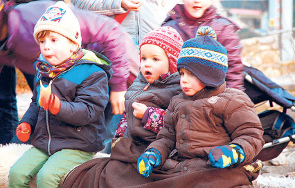 Warm eingemummelt lauschen die Kinder den Märchenzählern der Gruppe Nebelung.