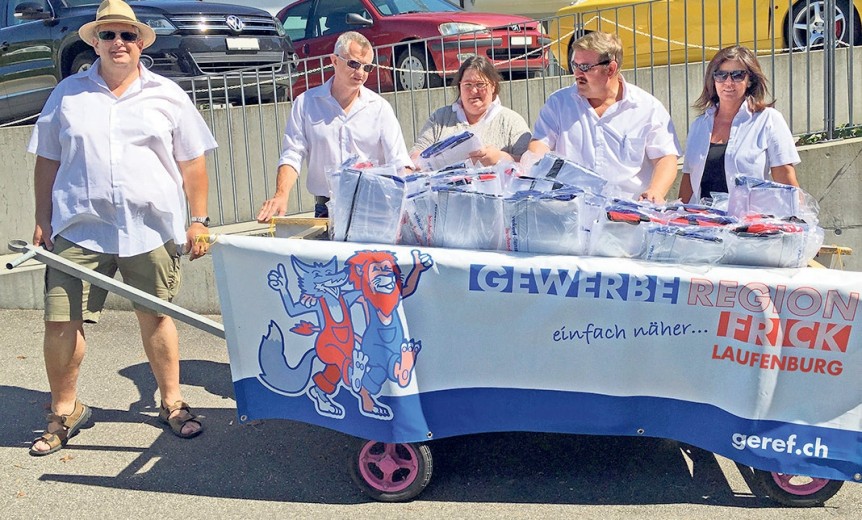 Unterwegs mit der Badewanne auf Rädern: René Leuenberger, Thomas Maag, Manuela Tschudin, Daniel Müller und Karin Stocker. Es fehlen Claudia Ehresheim und Stephanie Frischknecht.