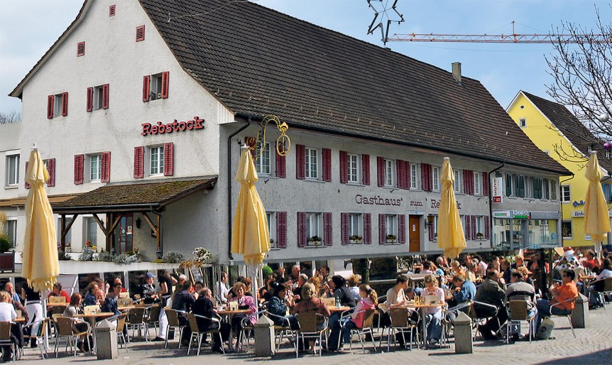 So könnte das aussehen. Vor dem Restaurant Rebstock brausen keine Autos vorbei. Die Strasse wird belebt durch ein Strassencafé als Treffpunkt fürs Dorf und die Umgebung.