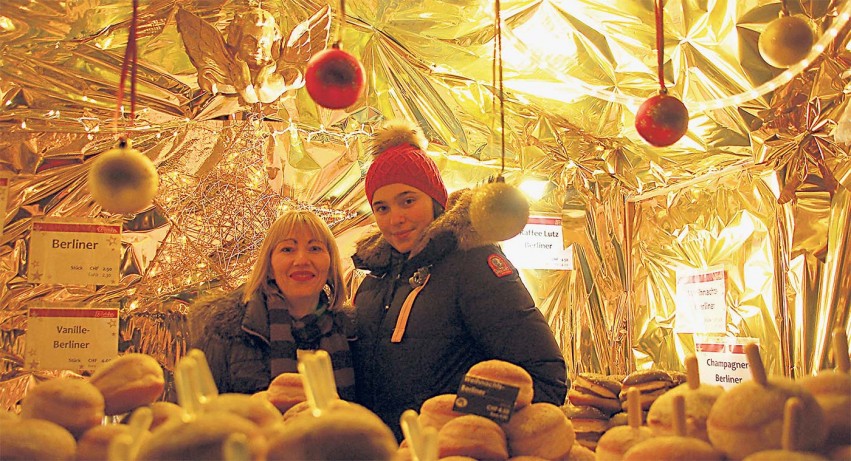 Im goldenem Lichterglanz der Weihnachtsstadt buhlten feine Berliner um die Gunst der Käufer.