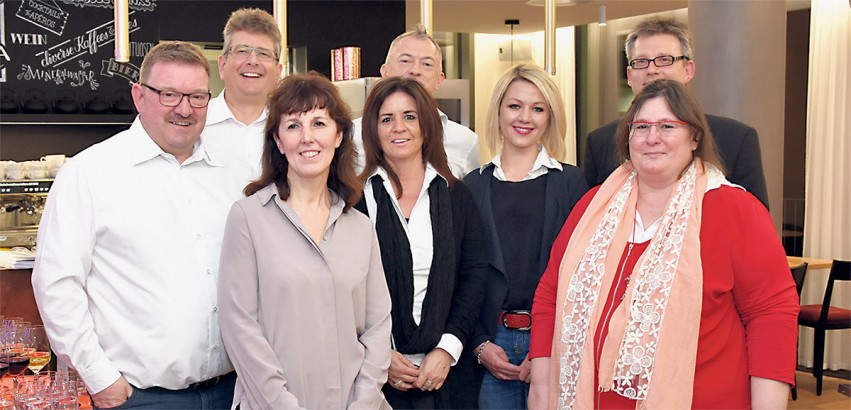 Der Vorstand (es fehlt Claudia Ehresheim) mit den Gastgebern von der Raiffeisenbank Marc Jäger (ganz rechts) und Piazza-Wirtin Jacqueline Thommen (2.v.l.).