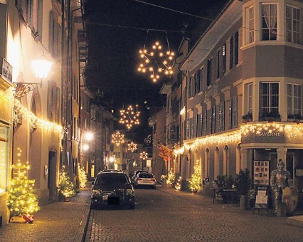 Blick vom Marktplatz in die weihnächtlich erleuchtete Marktgasse. 