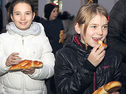 Belohnung für den Bühnenauftritt: Kinder erhalten einen feinen Grittibänz.