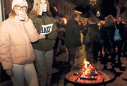 Begehrter Treffpunkt: Glühwein und Feuerschalen wärmen die Gemüter auf.