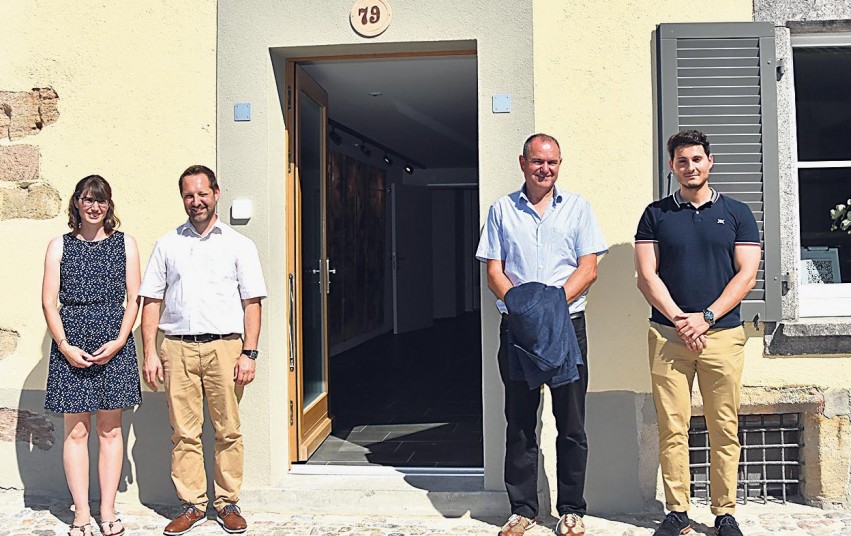 Yvonne Waldburger, Roman Maier sowie Herbert Weiss und Marco Waser vor der Türe zum neuen Gästehaus am Schlossberg.