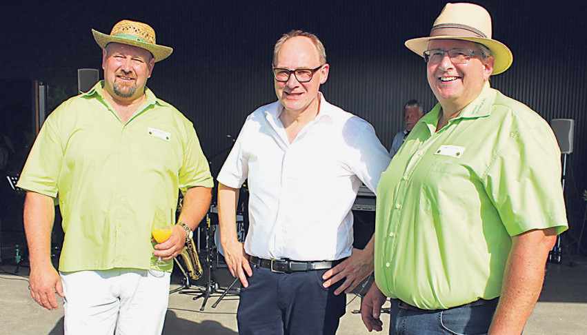 Die beiden Firmenchefs Martin (links) und René Leuenberger (rechts) freuen sich zusammen mit Ständerat Hansjörg Knecht über das gelungene Fest.