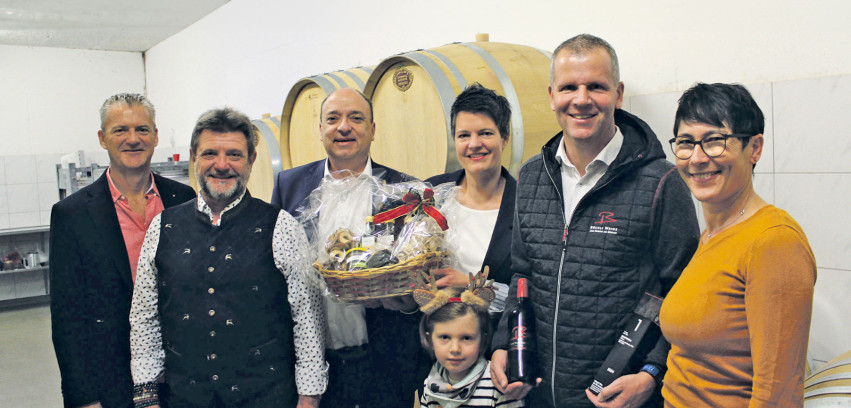 Roland Michel, Alfons Paul Kaufmann, Landammann Markus Dieth, Sibylle und Peter Büchli mit Tochter Paula sowie Colette Basler.