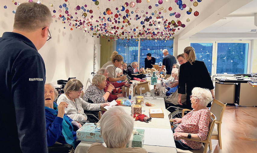 Jedes Geschenk wurde persönlich den Seniorinnen und Senioren übergeben. 