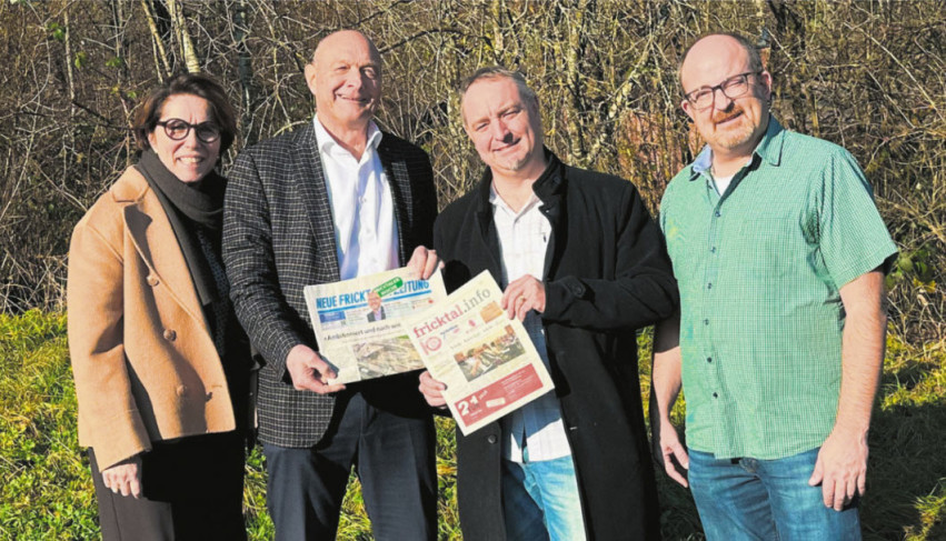 Die beiden Fricktaler Verlegerfamilien Herzog und Moser arbeiten bei der Herausgabe der Wochenzeitung in Zukunft eng zusammen. Carmela Herzog (links), Walter Herzog, Ciril Moser und Sascha Moser.