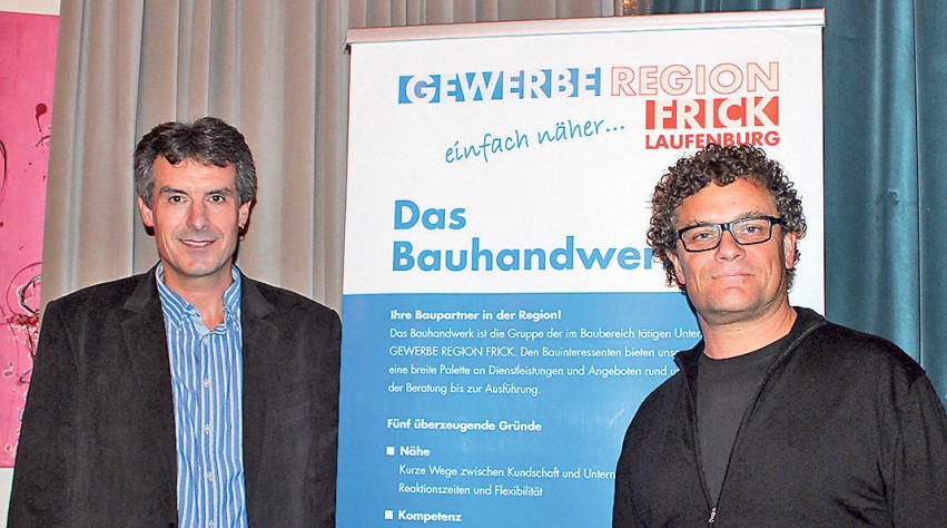Thomas Lenzin (links) und Markus Röthlisberger informierten rund 50 Personen zum Thema Energiewende 2050 und wie man sein Eigenheim im Energiebereich optimieren kann.