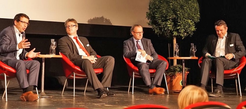 Die Podiumsteilnehmer: Matthias Jauslin, Marc Jäger, Moderator Christoph Grenacher und Oscar Elias.