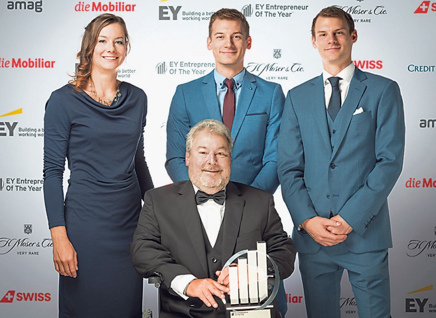 Georg Kuratle (mitte) und Corinne, Roger sowie Fabian Kuratle erhalten den Unternehmerpreis. 