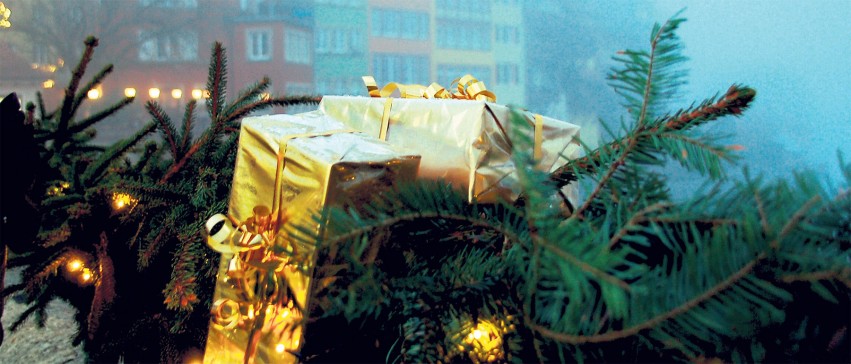 «Märchenhafte Altstadtweihnachten» in goldenem Glanz: überall kündeten goldene Geschenkpäckchen vom neuen Ambiente.