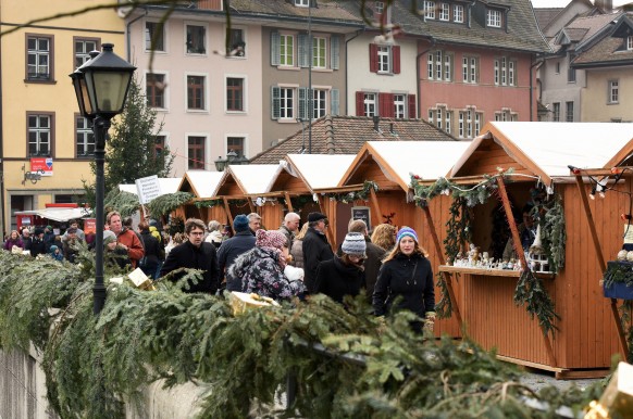 Einzigartig: In Laufenburg verschmelzen der deutsche und er schweizerische Weihnachtsmarkt zu einem. 