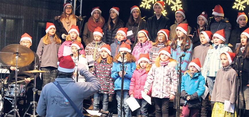 Der Jugendchor Gipf-Oberfrick auf der Weihnachtsbühne.