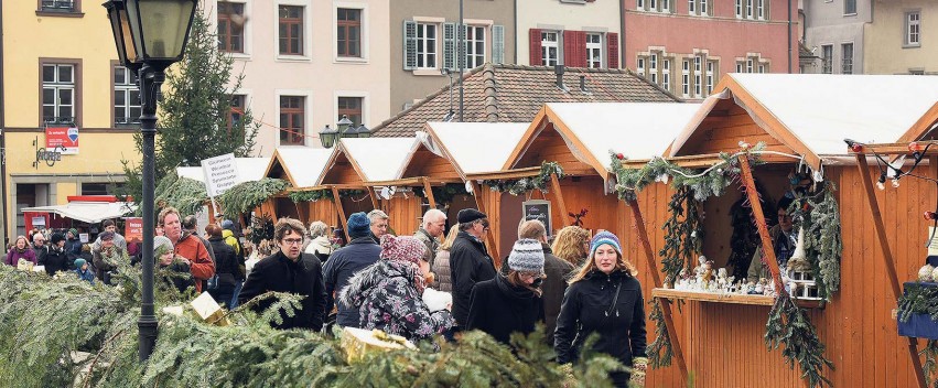 Auch die alte Rheinbrücke ist Teil des grenzüberschreitenden Laufenburger Weihnachtsmarktes.