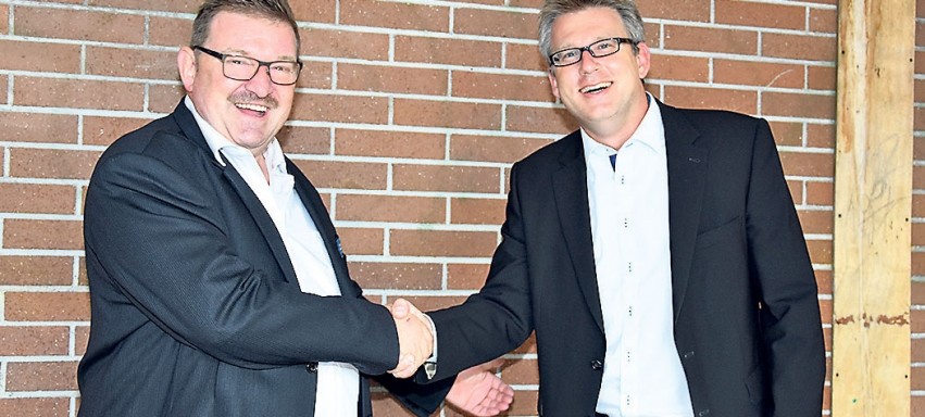 Daniel Müller (links) vom Gewerbe Region Frick-Laufenburg bedankt sich bei Marc Jäger, Vorsitzender der Bankleitung Raiffeisenbank Regio Frick.