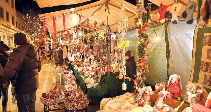 Der Fricker Weihnachtsmarkt lädt zum Verweilen und Kaufen.