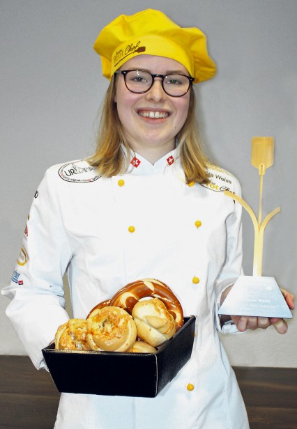 Debora Weiss mit ihrer Junior Brot-Chefin-Trophäe und den von ihr kreierten Brot-Rosen.