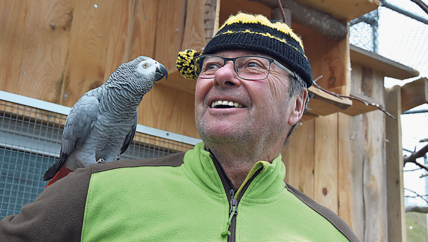 Rolf Lanz will seinen exotischen Vögeln eine sichere Zukunft ermöglichen.